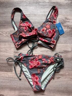 NWT Cupshe Bikini Size Medium with hygienic liner attached